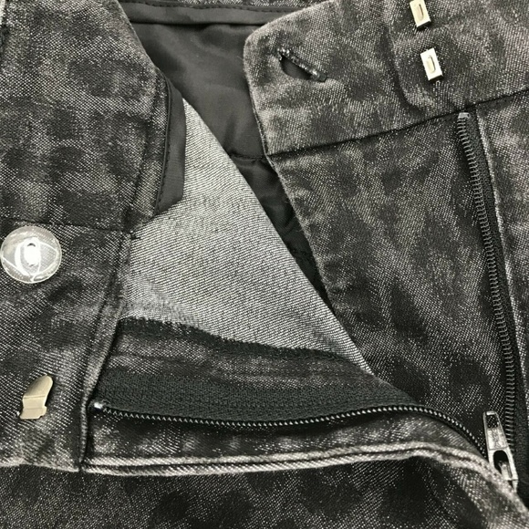 Chico's Cheetah Print Cropped Capri Jeans Sz 0.5/6 - Picture 2 of 4